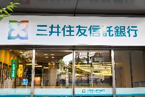 Sumitomo Mitsui Trust Bank signage and logo