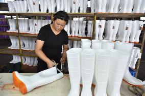 Rain Rubber Shoes Production in Jieshou