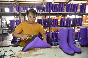 Rain Rubber Shoes Production in Jieshou