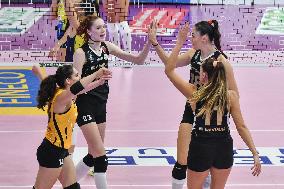 International Trophie ''Una Squadra Per Un Sorriso'':  Wash4green Pinerolo V VakifBank Spor Kulubu