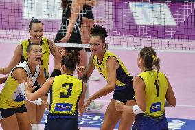 International Trophie ''Una Squadra Per Un Sorriso'':  Wash4green Pinerolo V VakifBank Spor Kulubu