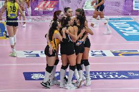 International Trophie ''Una Squadra Per Un Sorriso'':  Wash4green Pinerolo V VakifBank Spor Kulubu