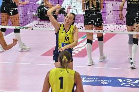 International Trophie ''Una Squadra Per Un Sorriso'':  Wash4green Pinerolo V VakifBank Spor Kulubu