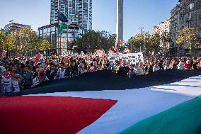 Demonstration In Barcelona During The General Strike For Palestine.