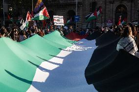 Demonstration In Barcelona During The General Strike For Palestine.