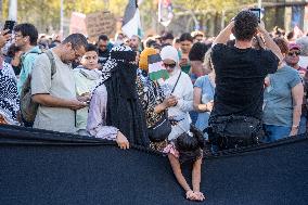 Demonstration In Barcelona During The General Strike For Palestine.