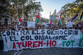 Demonstration In Barcelona During The General Strike For Palestine.