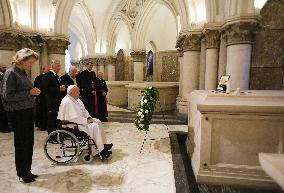 Pope Francis Prays before The Tomb of King Baudouin - Brussels