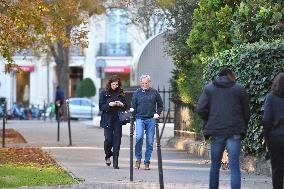 Kyle MacLachlan And Wife Out On A Walk - Paris