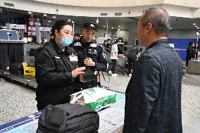 Police officers Serve Tourists During the National Day Holiday in Shenyang