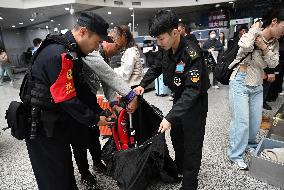 Police officers Serve Tourists During the National Day Holiday in Shenyang