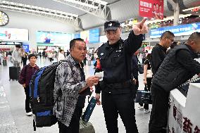 Police officers Serve Tourists During the National Day Holiday in Shenyang