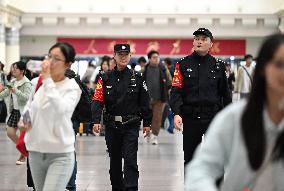 Police officers Serve Tourists During the National Day Holiday in Shenyang