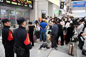 Police officers Serve Tourists During the National Day Holiday in Shenyang