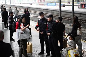 Police officers Serve Tourists During the National Day Holiday in Shenyang