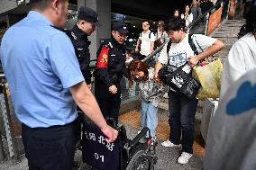 Police officers Serve Tourists During the National Day Holiday in Shenyang