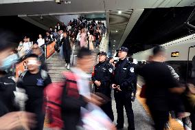 Police officers Serve Tourists During the National Day Holiday in Shenyang