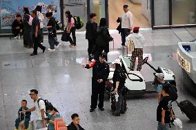 Police officers Serve Tourists During the National Day Holiday in Shenyang