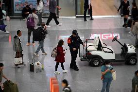 Police officers Serve Tourists During the National Day Holiday in Shenyang