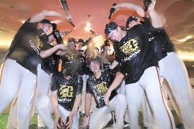 Baseball: Giants clinch Central League title