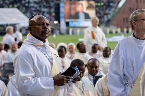 Pope Francis Leads Mass At King Baudouin Stadium - Brussels