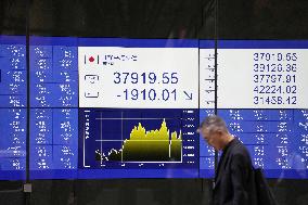 Tokyo stocks plunge