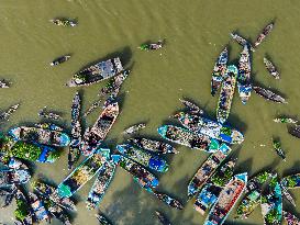 Floating Vegetable Market In Bangladesh