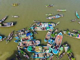 Floating Vegetable Market In Bangladesh