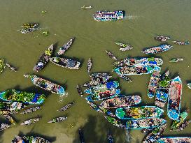 Floating Vegetable Market In Bangladesh