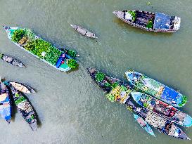 Floating Vegetable Market In Bangladesh