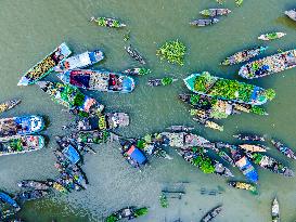 Floating Vegetable Market In Bangladesh