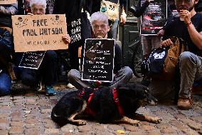 Protesters For The Release Of Paul Watson