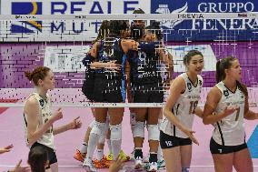 International Trophie ''Una Squadra Per Un Sorriso'':  Final 1°-2° Reale Mutua Fenera Chieri '76 V VakifBank Spor Kulubu