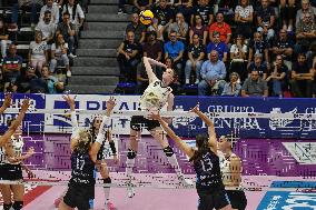 International Trophie ''Una Squadra Per Un Sorriso'':  Final 1°-2° Reale Mutua Fenera Chieri '76 V VakifBank Spor Kulubu