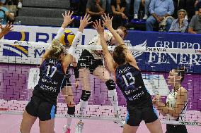 International Trophie ''Una Squadra Per Un Sorriso'':  Final 1°-2° Reale Mutua Fenera Chieri '76 V VakifBank Spor Kulubu