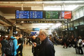 Illustration Pictures Of Usagers And Trains The Gare Montparnasse