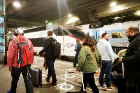 Illustration Pictures Of Usagers And Trains The Gare Montparnasse