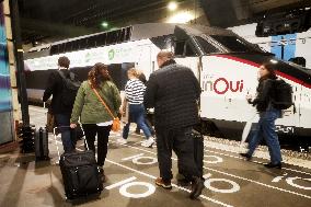 Illustration Pictures Of Usagers And Trains The Gare Montparnasse