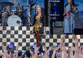 Gwen Stefani Performs At Jimmy Kimmel Live - LA