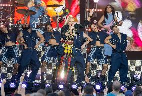 Gwen Stefani Performs At Jimmy Kimmel Live - LA