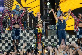 Gwen Stefani Performs At Jimmy Kimmel Live - LA