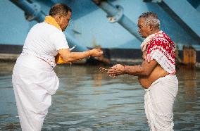 Tarpan Ritual During Mahalaya Prayers In India