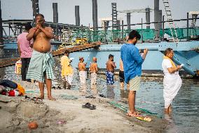 Tarpan Ritual During Mahalaya Prayers In India