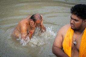 Tarpan Ritual During Mahalaya Prayers In India