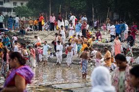 Tarpan Ritual During Mahalaya Prayers In India