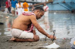 Tarpan Ritual During Mahalaya Prayers In India