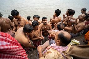 Tarpan Ritual During Mahalaya Prayers In India