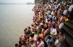 Tarpan Ritual During Mahalaya Prayers In India