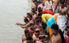 Tarpan Ritual During Mahalaya Prayers In India