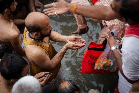 Tarpan Ritual During Mahalaya Prayers In India